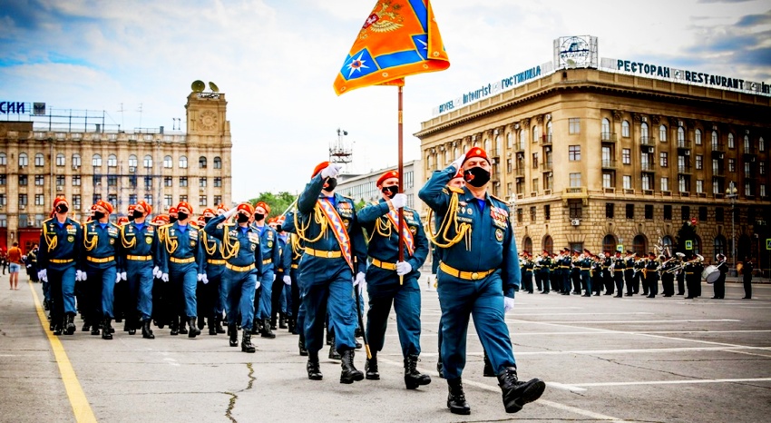 Волгоградские спасатели приняли участие в репетиции Парада Победы